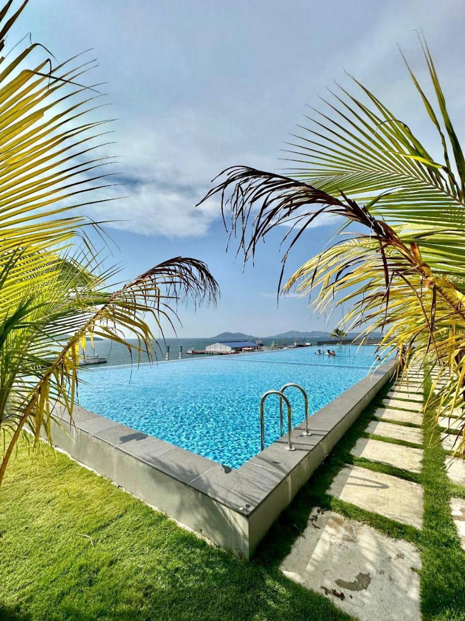 コタキナバルJesselton Quay Sea & Pool View For 6 Paxアパートメント エクステリア 写真