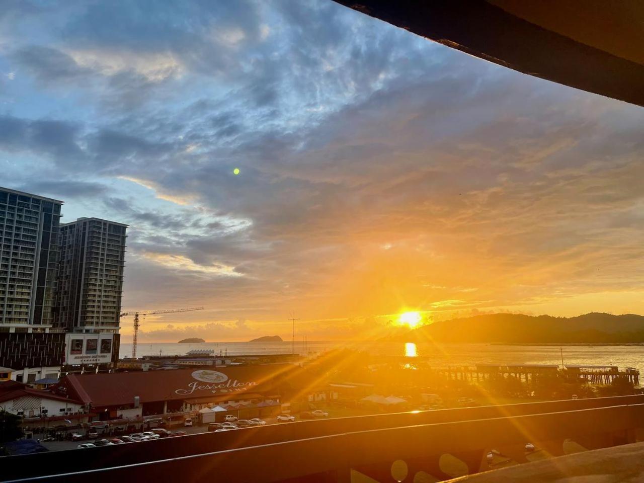 コタキナバルJesselton Quay Sea & Pool View For 6 Paxアパートメント エクステリア 写真